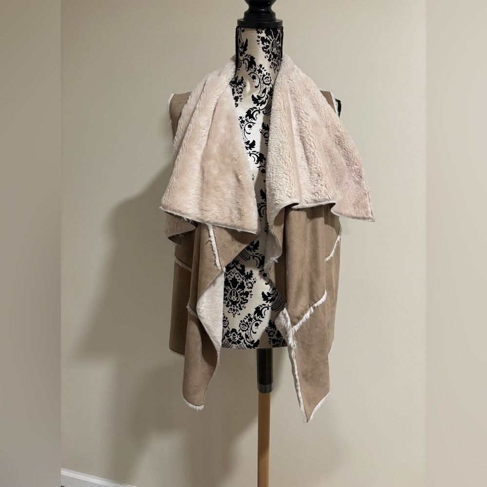 Sherpa lined suede Vest - Picture 2 of 6
